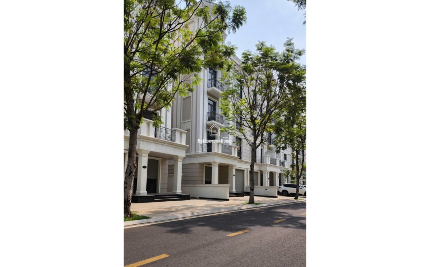 Bán gấp nhà phố 1 trệt 4 lầu áp mái tiếp giáp bến du thuyền Vinhomes Grand Park